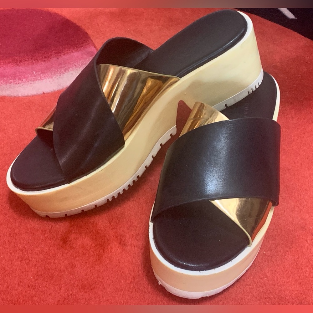 Zara Woman leather platform sandals rubberized finish and rubber treads S-71/2